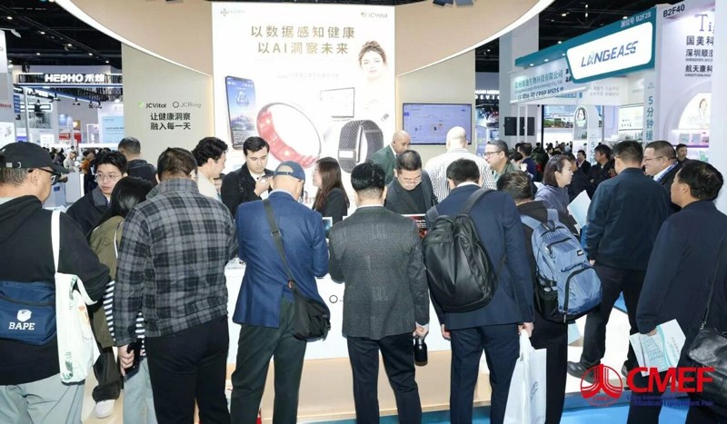 展会现场参观人员络绎不绝