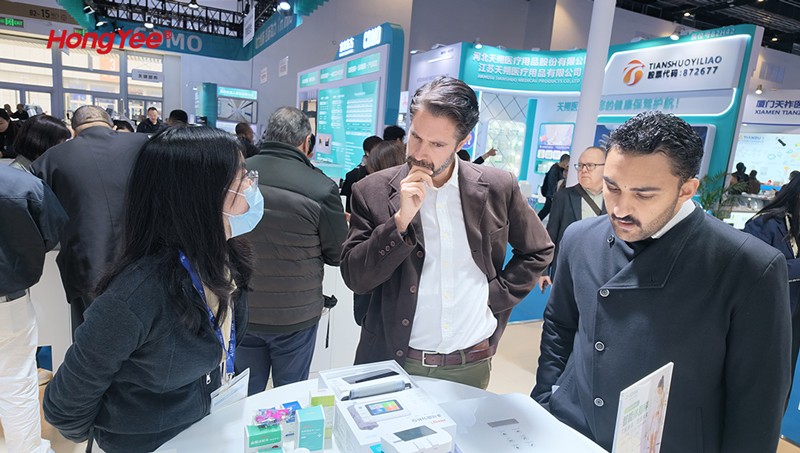 CMEF展会上客户了解宏怡生物的产品 CMEF展会上客户了解宏怡生物的产品