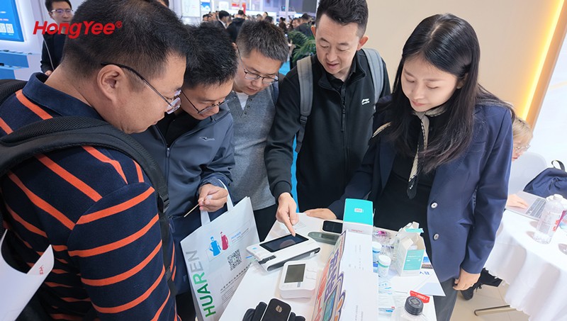 CMEF展会上对客户展示宏怡生物的产品并讲解其优势 CMEF展会上对客户展示宏怡生物的产品并讲解其优势